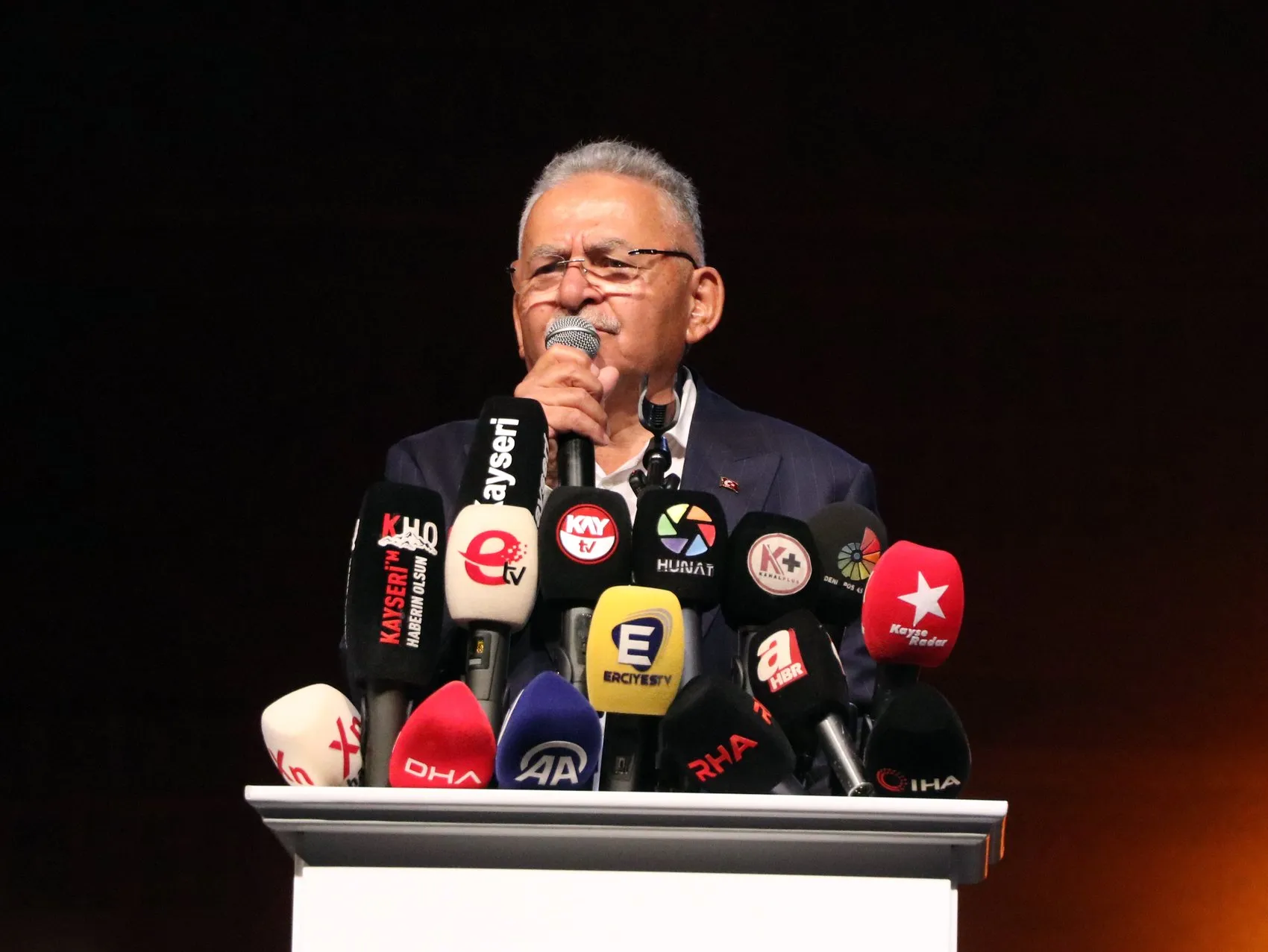 Kayseri semalarında dev Türk bayrağı dalgalandı