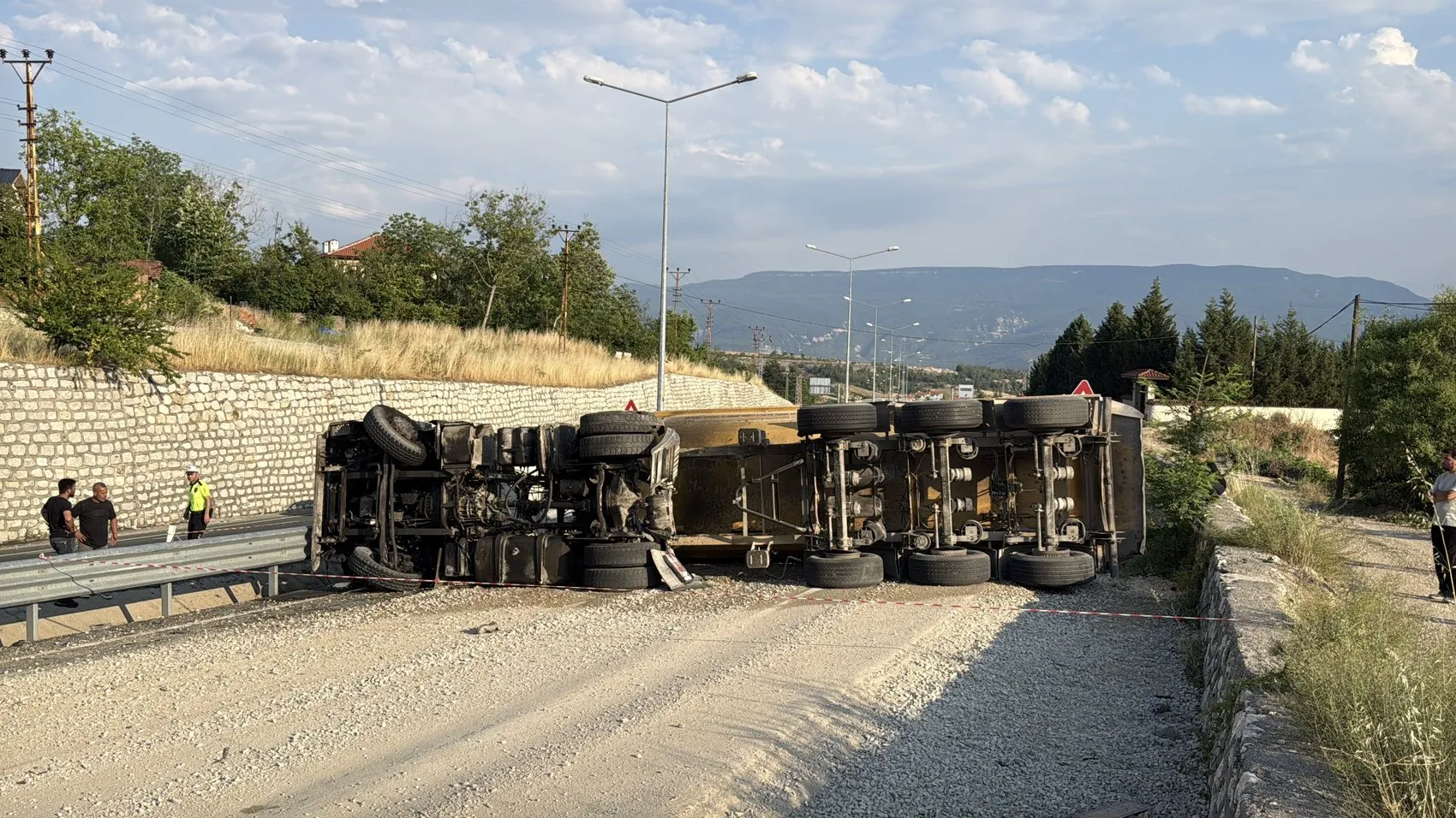 Safranbolu yolunda mıcır yüklü TIR devrilip alev aldı
