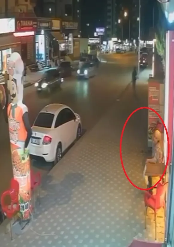Adana'da korku dolu anlar Otomobilin altında kalmaktan saniyelerle kurtuldu