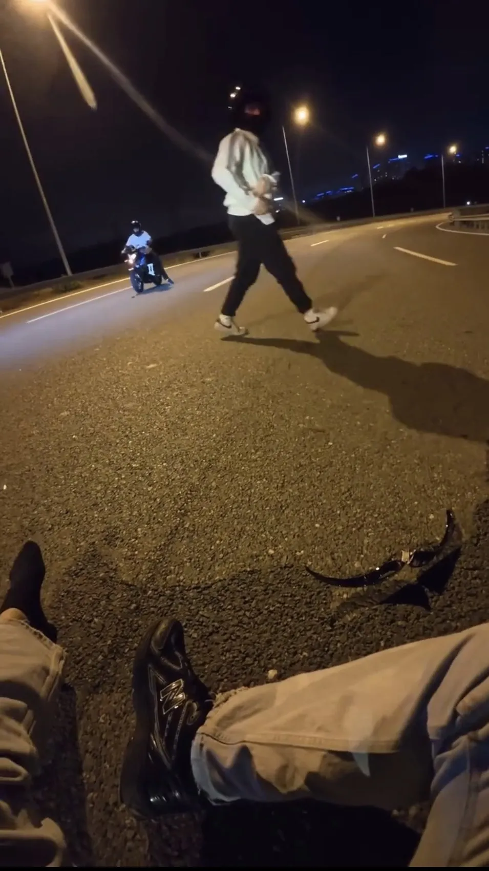 Sultangazi’de ters yöne giren motosikletli faciaya davetiye çıkardı