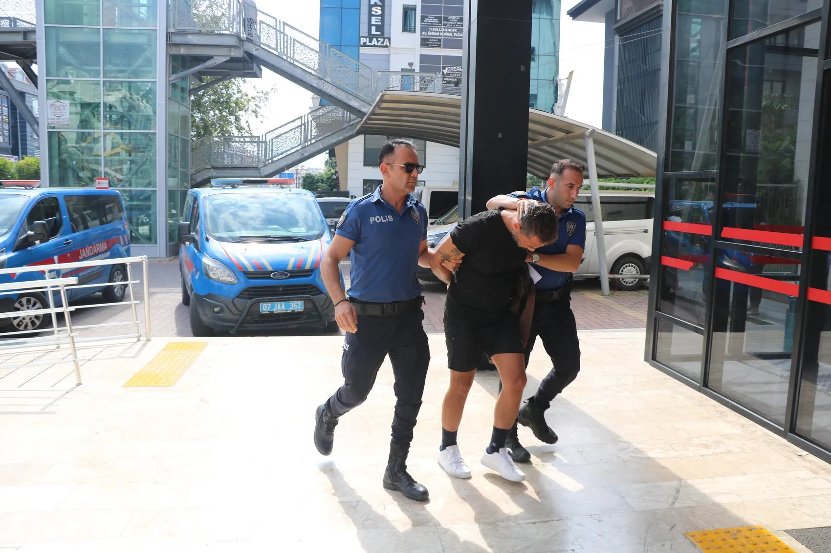 Alanya'da polise hakaret eden şüpheli adliyeye sevk edildi