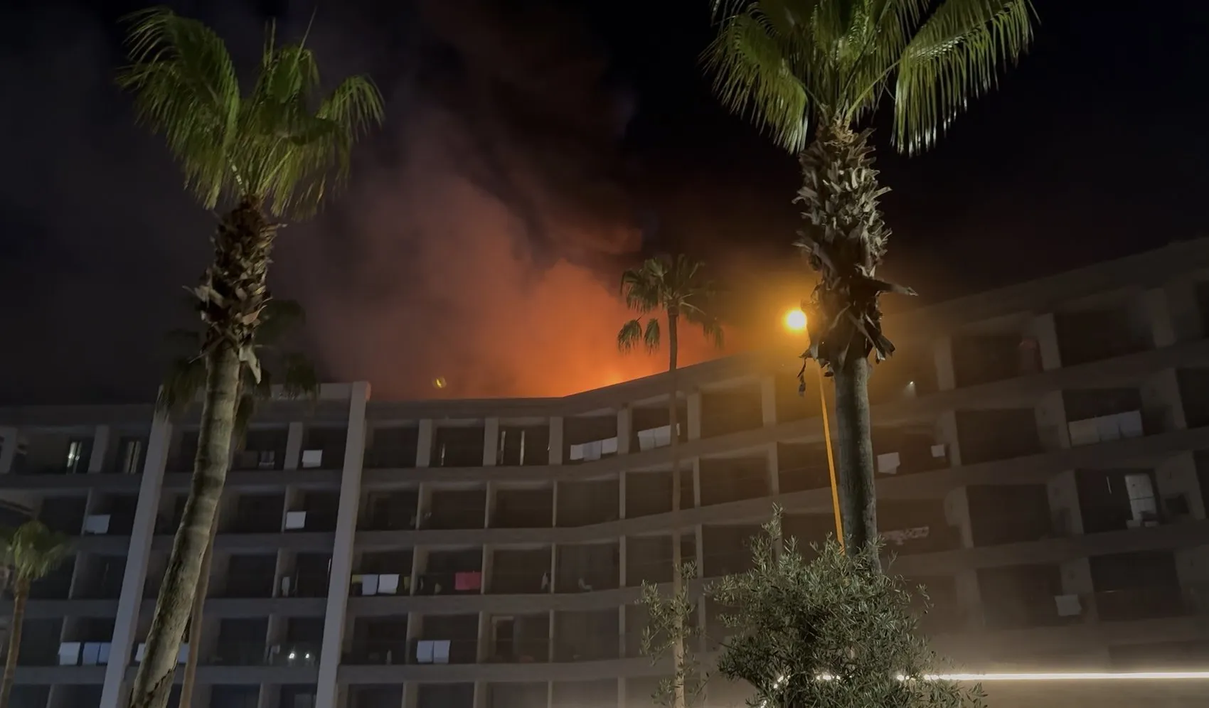 Alanya'da gece vakti otel çatısı alevlere teslim oldu