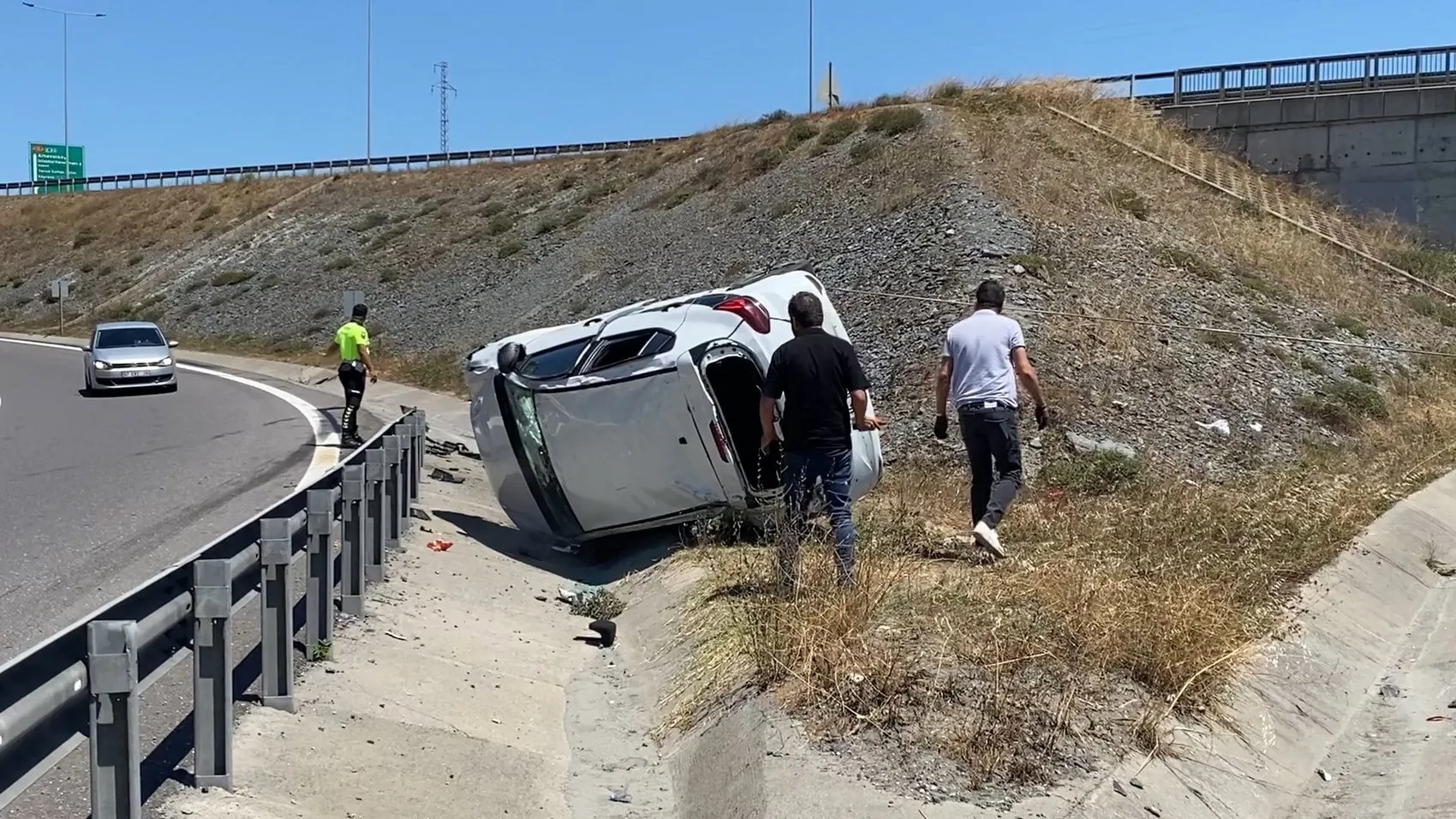 Başakşehir'de kontrolden çıkan otomobil takla attı