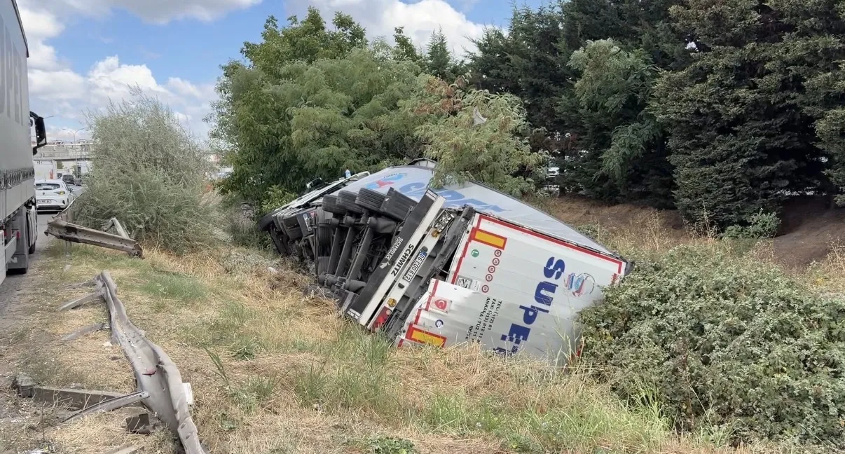 TEM Otoyolu'nda devrilen TIR trafiği kilitledi