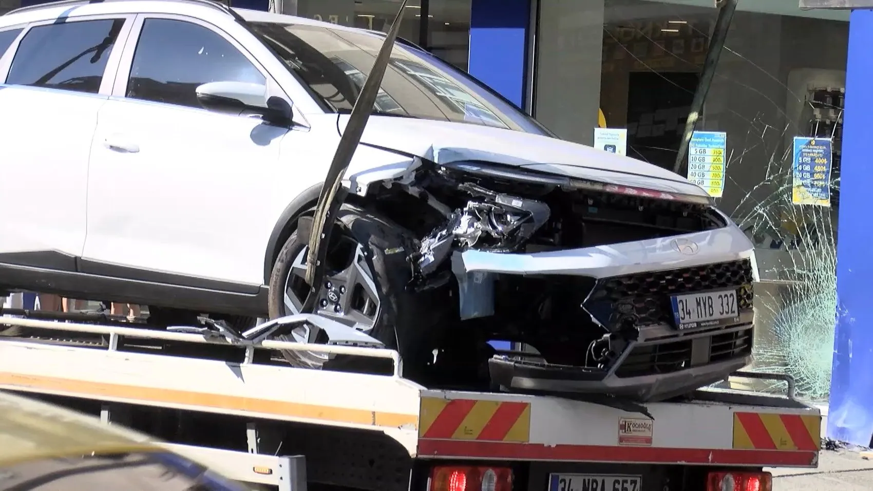Gaziosmanpaşa’da kontrolden çıkan cip dükkana daldı