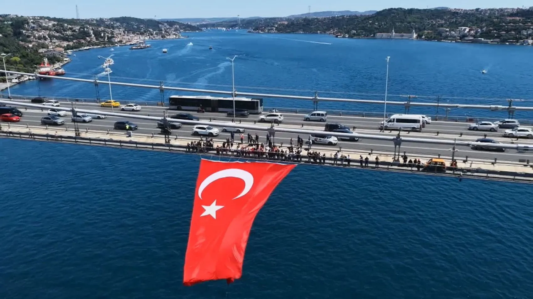 İstanbul’un üç köprüsü 15 Temmuz için Türk bayraklarıyla donatıldı