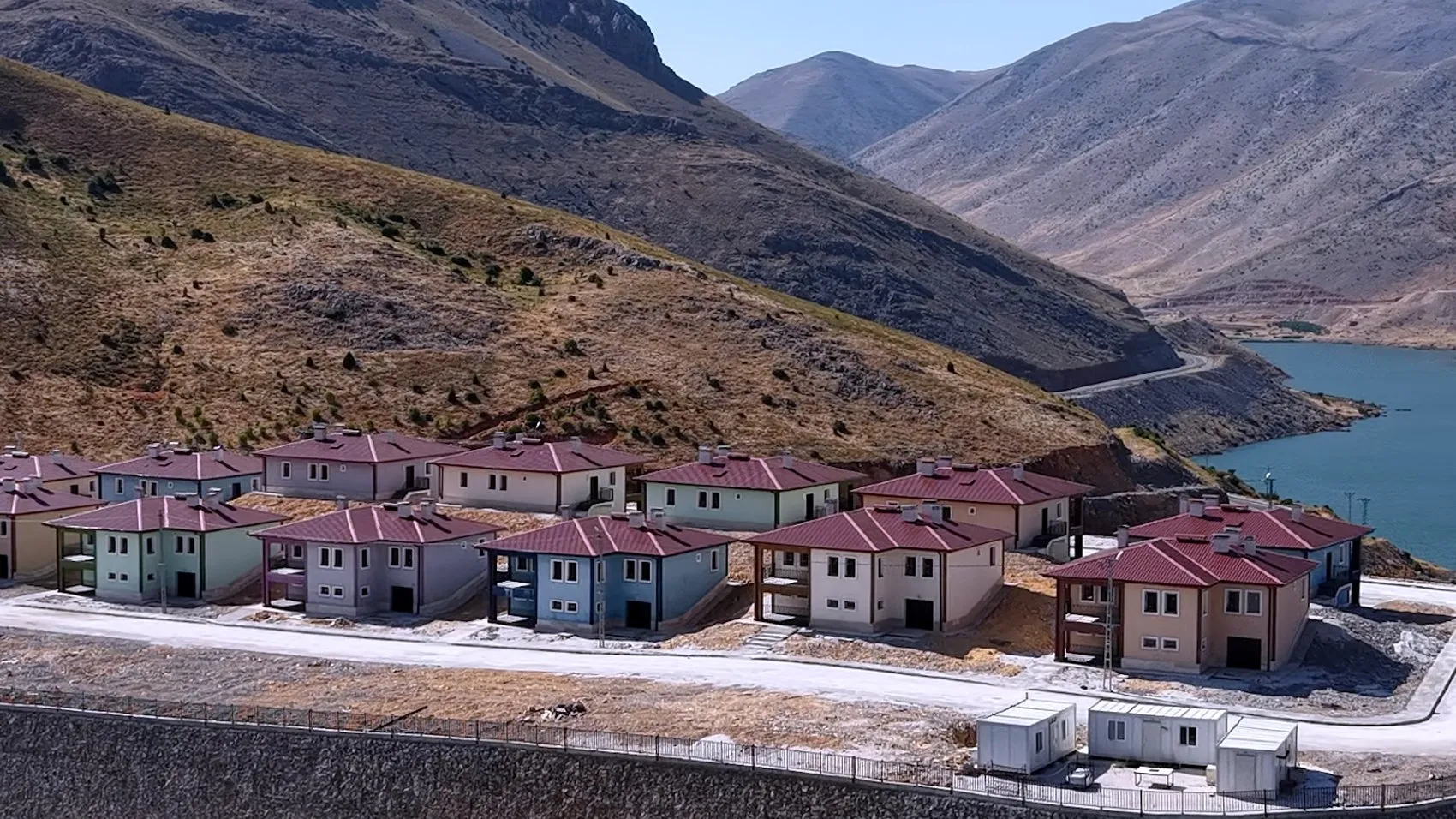 Adıyaman'da yeni köy evleri sahiplerine teslim ediliyor