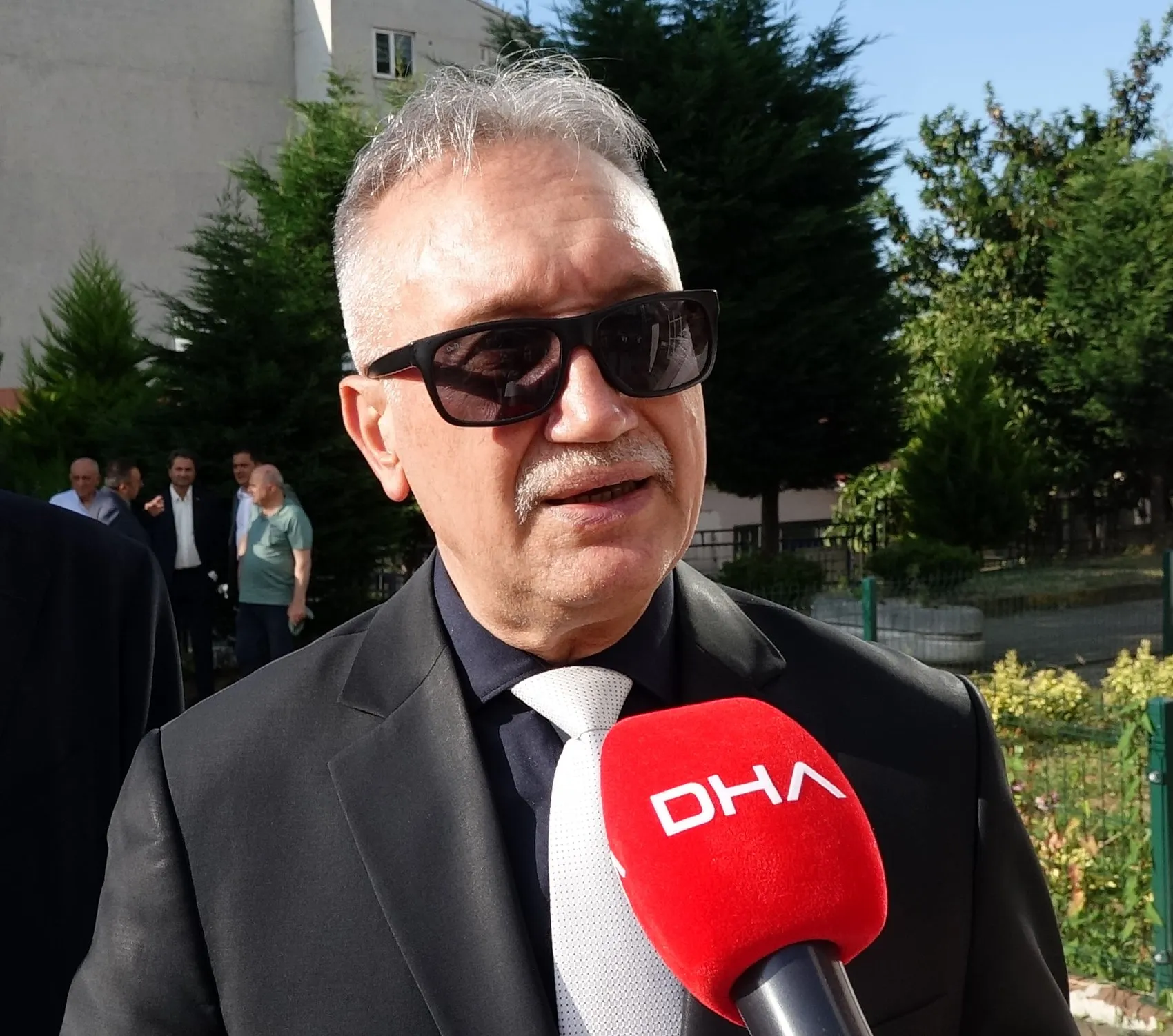 Doğduğu hastaneye 70 eserini hediye etti