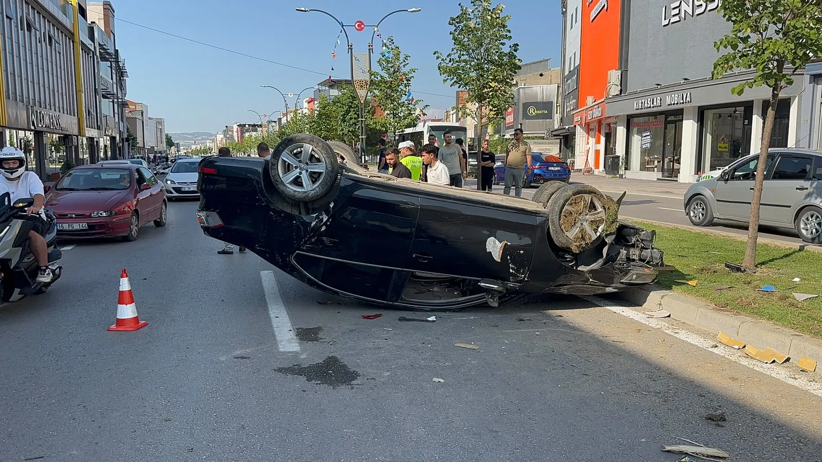 İnegöl'de kontrolden çıkan otomobil takla attı