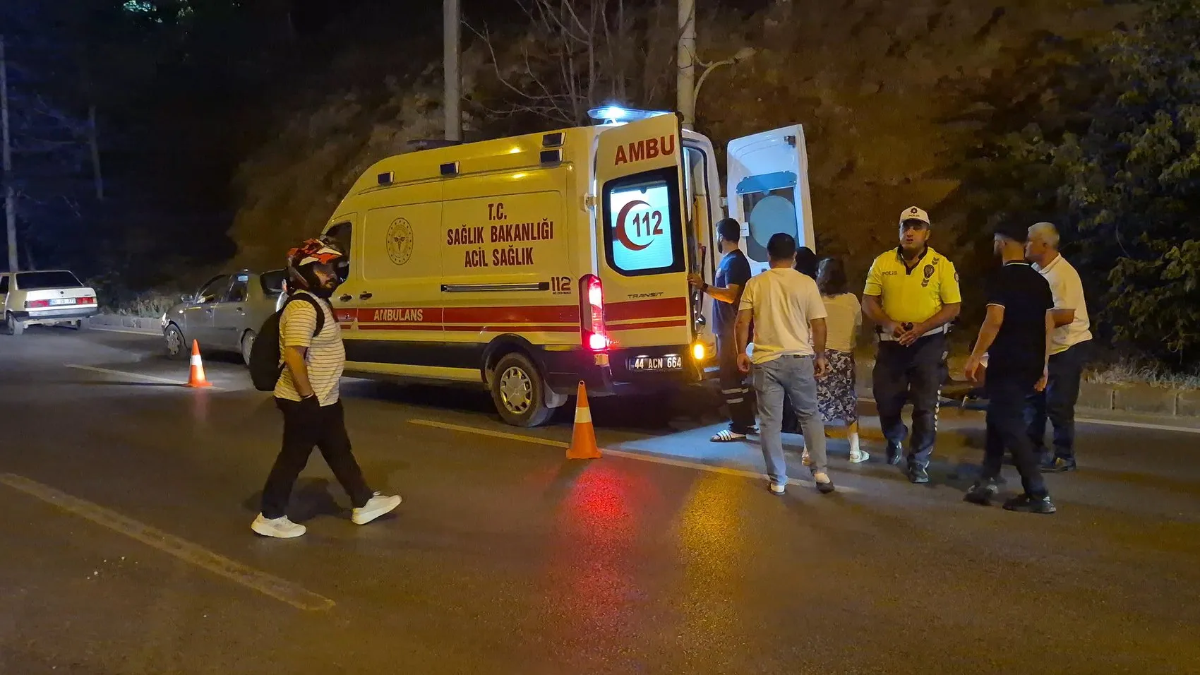 Malatya'da gece yarısı kaza Direğe çarpan araçta iki kişi yaralandı