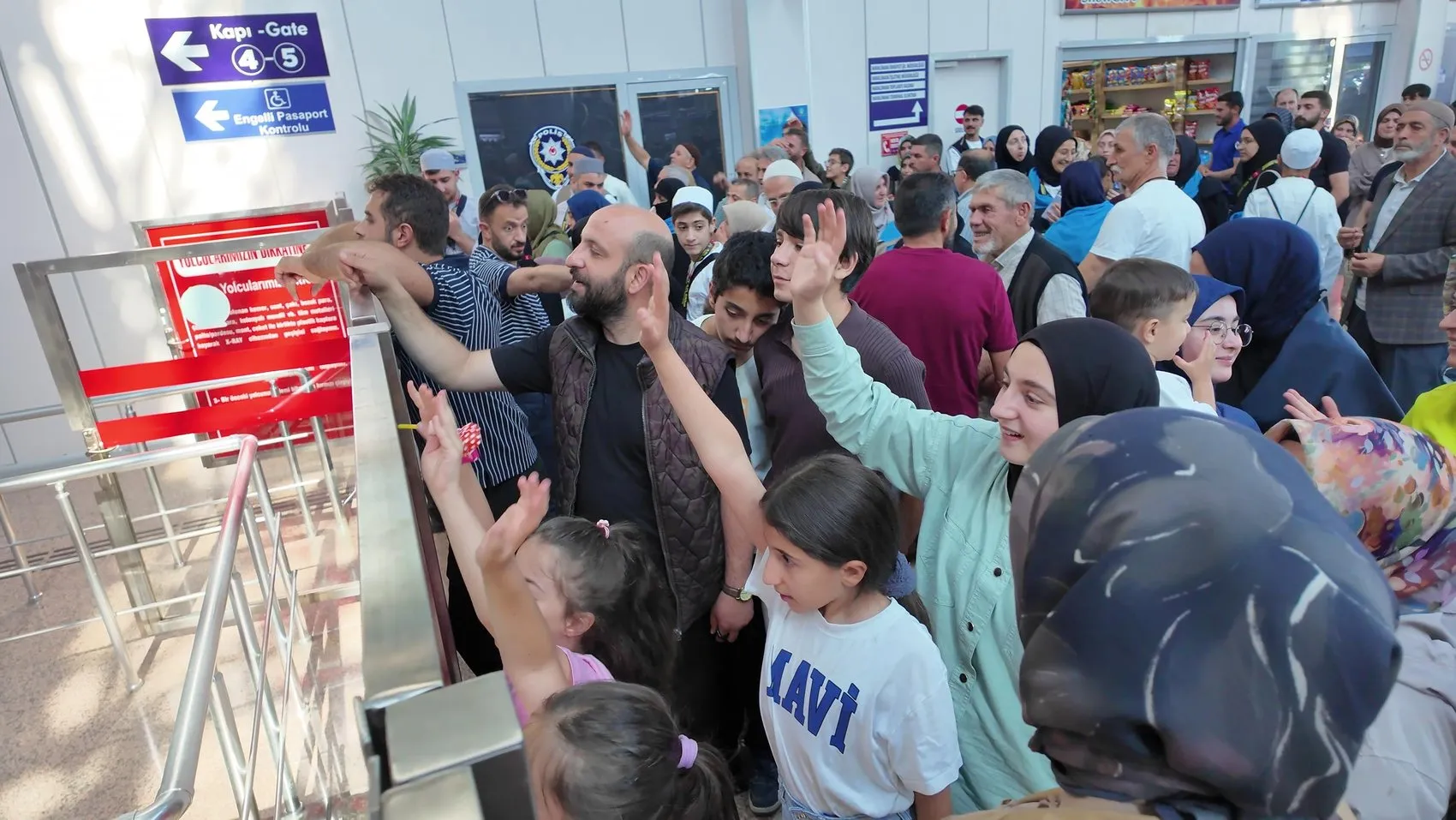 Erzurumlu 33 hafız umre yolculuğuna çıktı