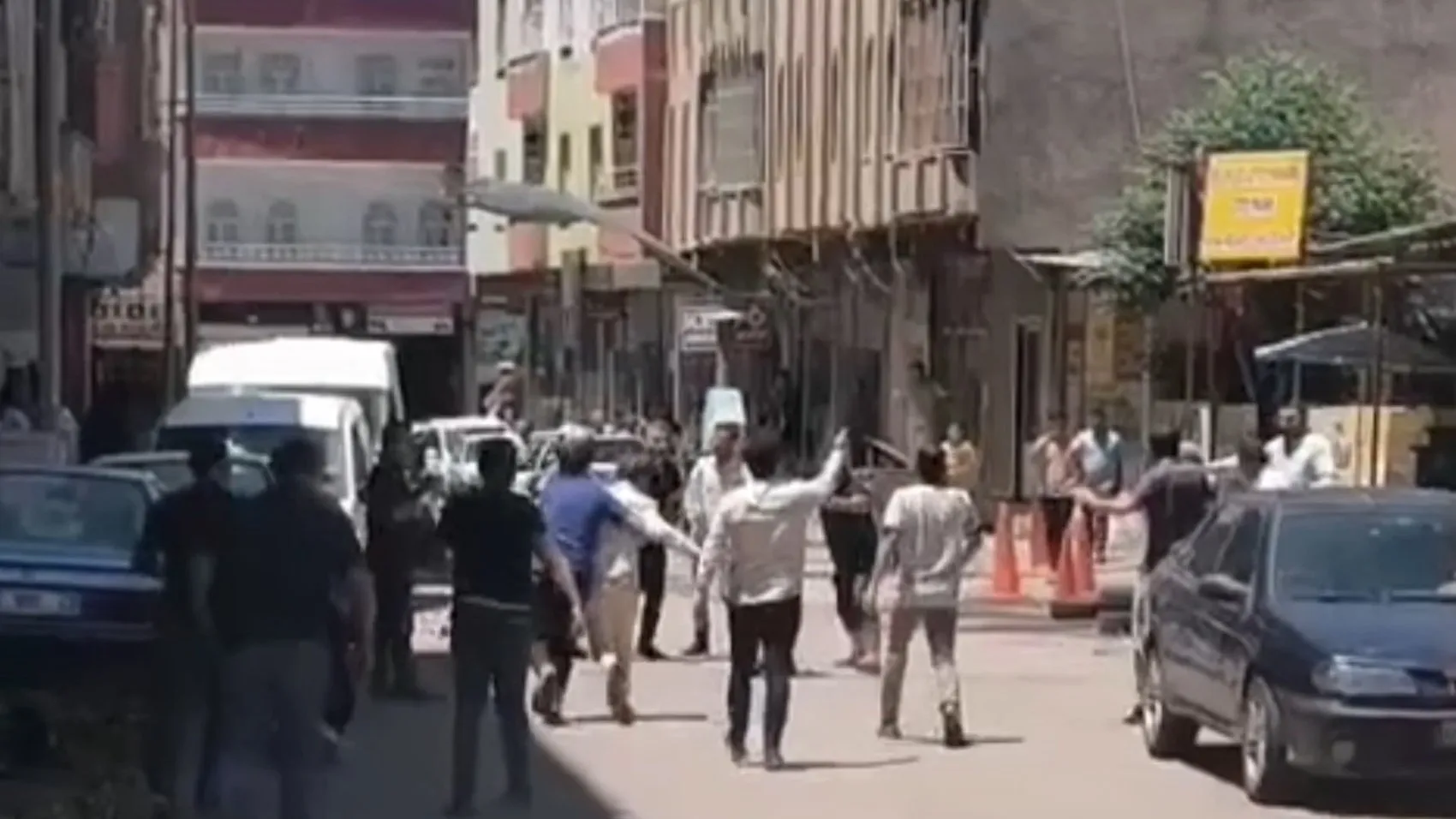 Viranşehir sokaklarında taşlı sopalı kavga anı kamerada