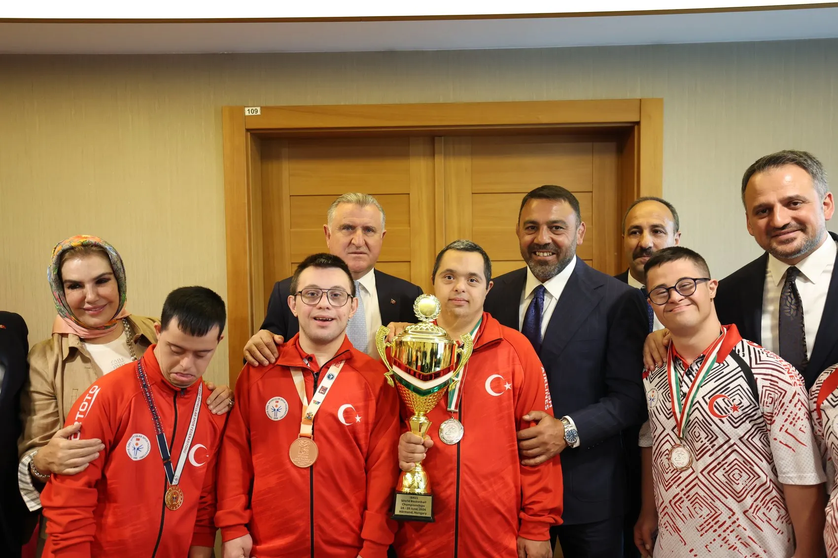 Madalyaları toplayan özel sporcular Bakan Bak ile buluştu