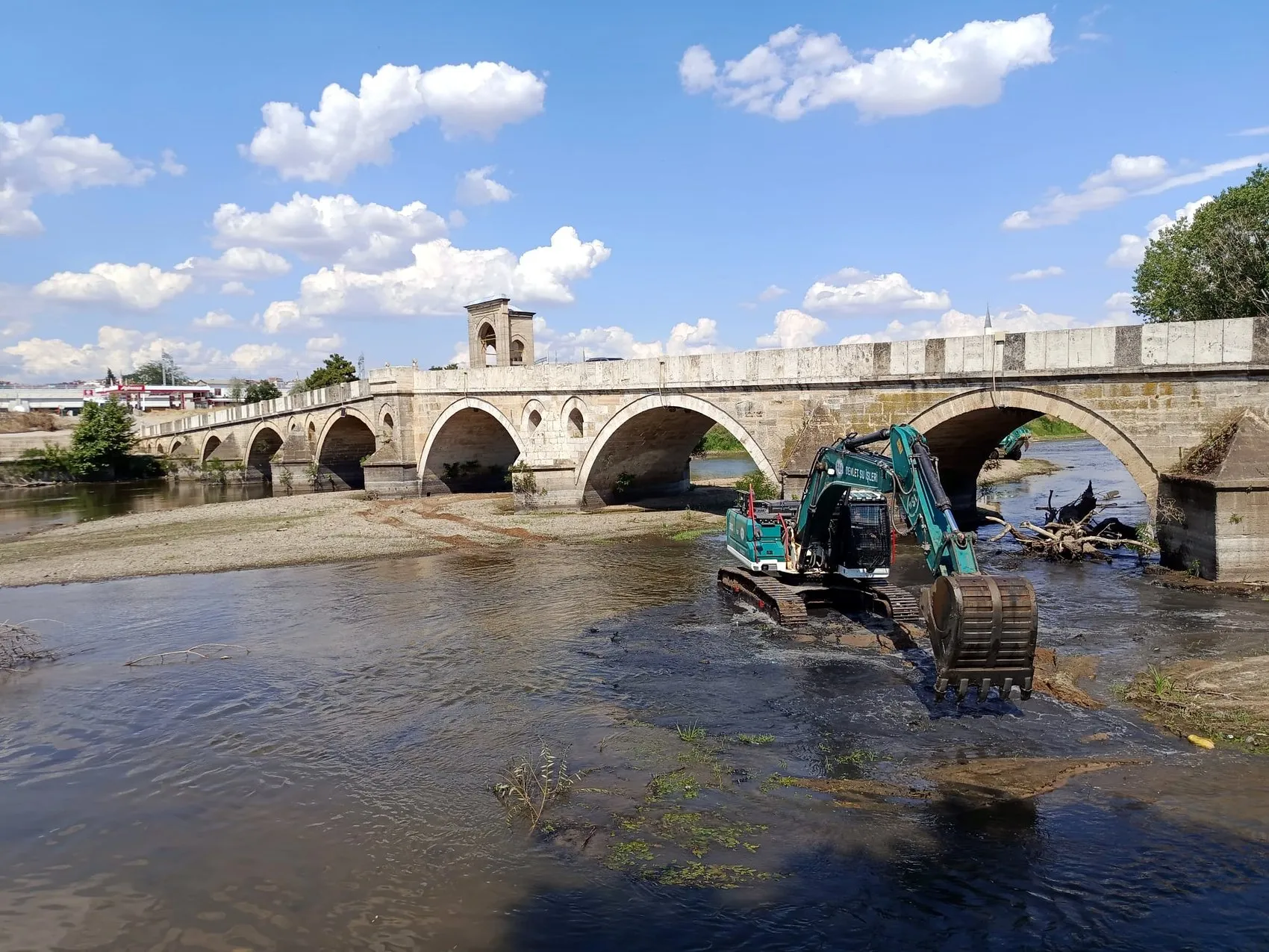 Tunca Nehri’nde sular çekilince ekipler iş makinesiyle sahaya indi