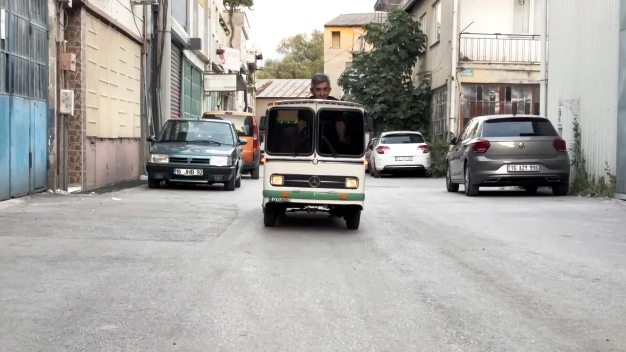 Bursa sokaklarında görenleri şaşırtan minyatür otobüs