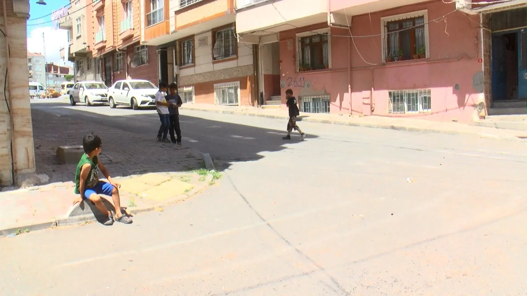 Esenler'de fırtına dehşeti Çocuklar uçan çatının altında kalmaktan kurtuldu
