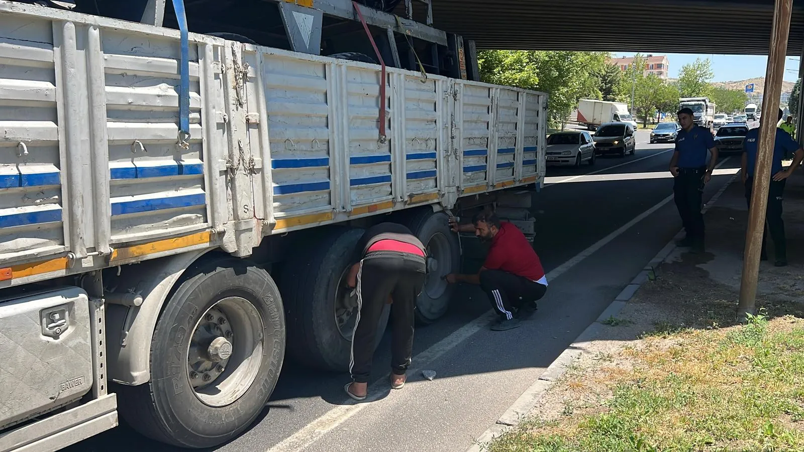 Nevşehir yolunda TIR köprüye takılınca trafik kilitlendi