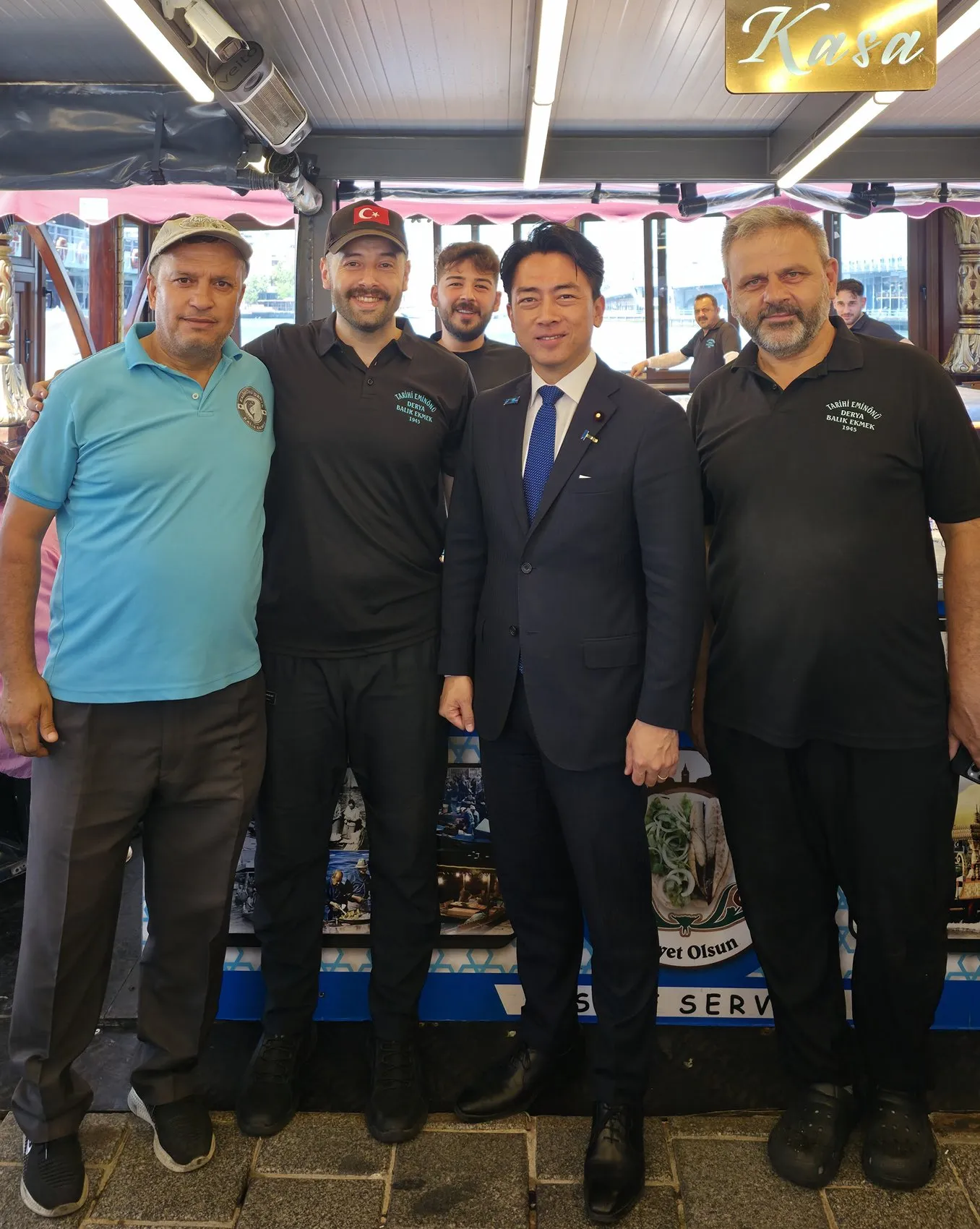 Japon Bakandan Eminönü'nde balık ekmek molası