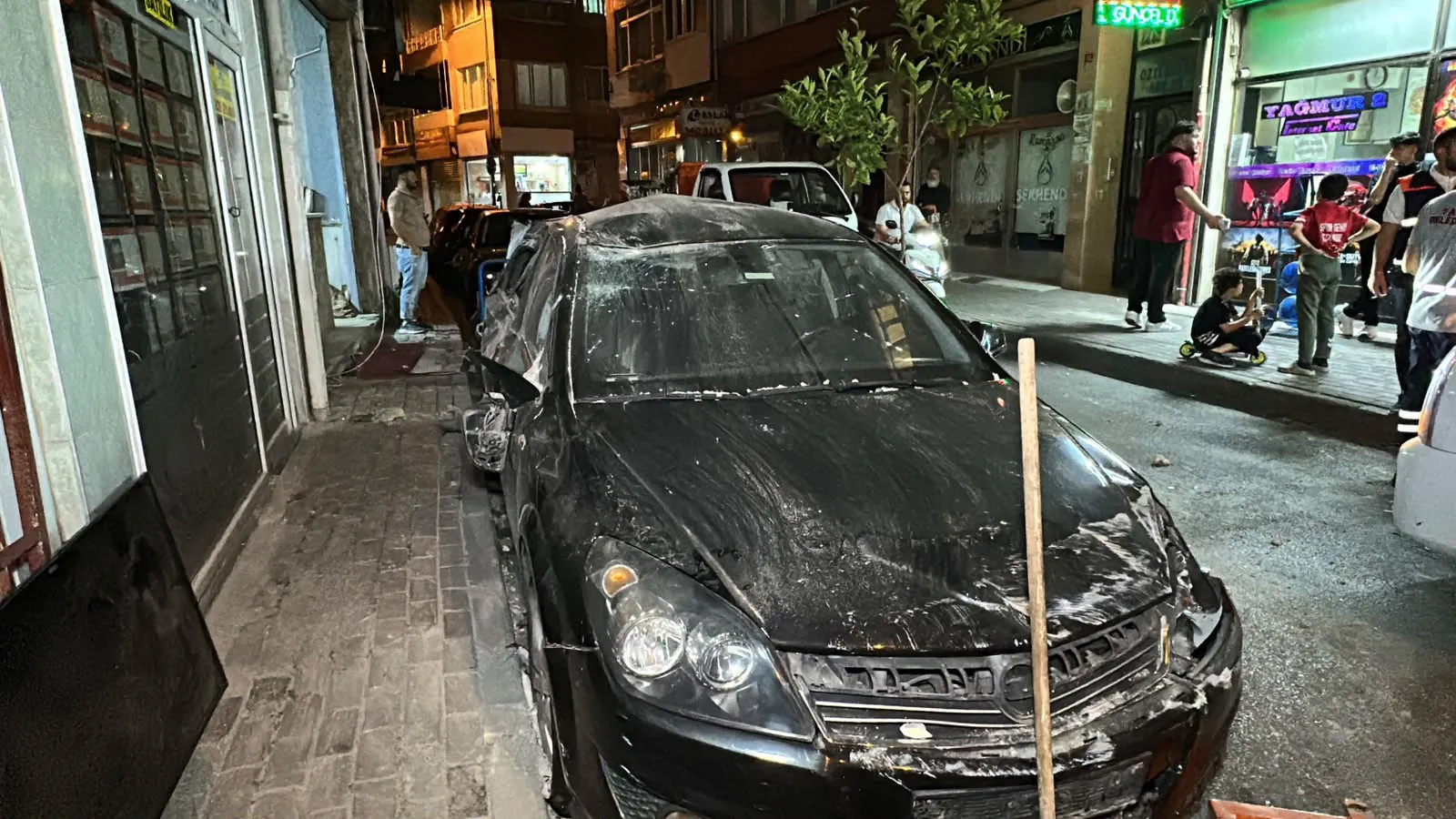 Fatih'te dört katlı binanın çatısı çöktü, iki kişi kıl payı kurtuldu