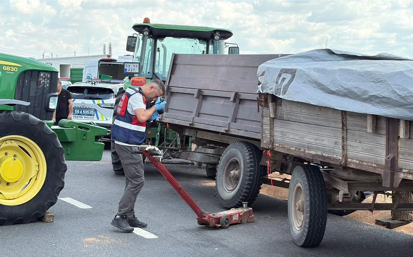 Tekirdağ'da traktör römorku tamir sırasında devrildi