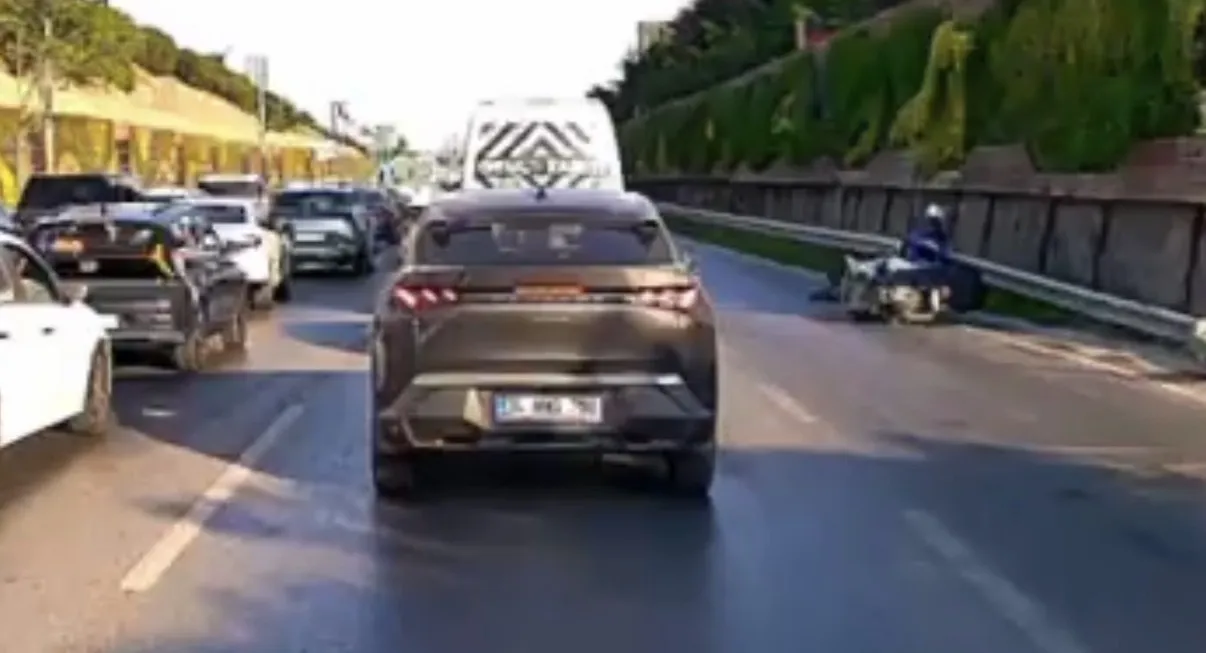 Maltepe'de trafikte makas atan motosikletliler kaza yaptı