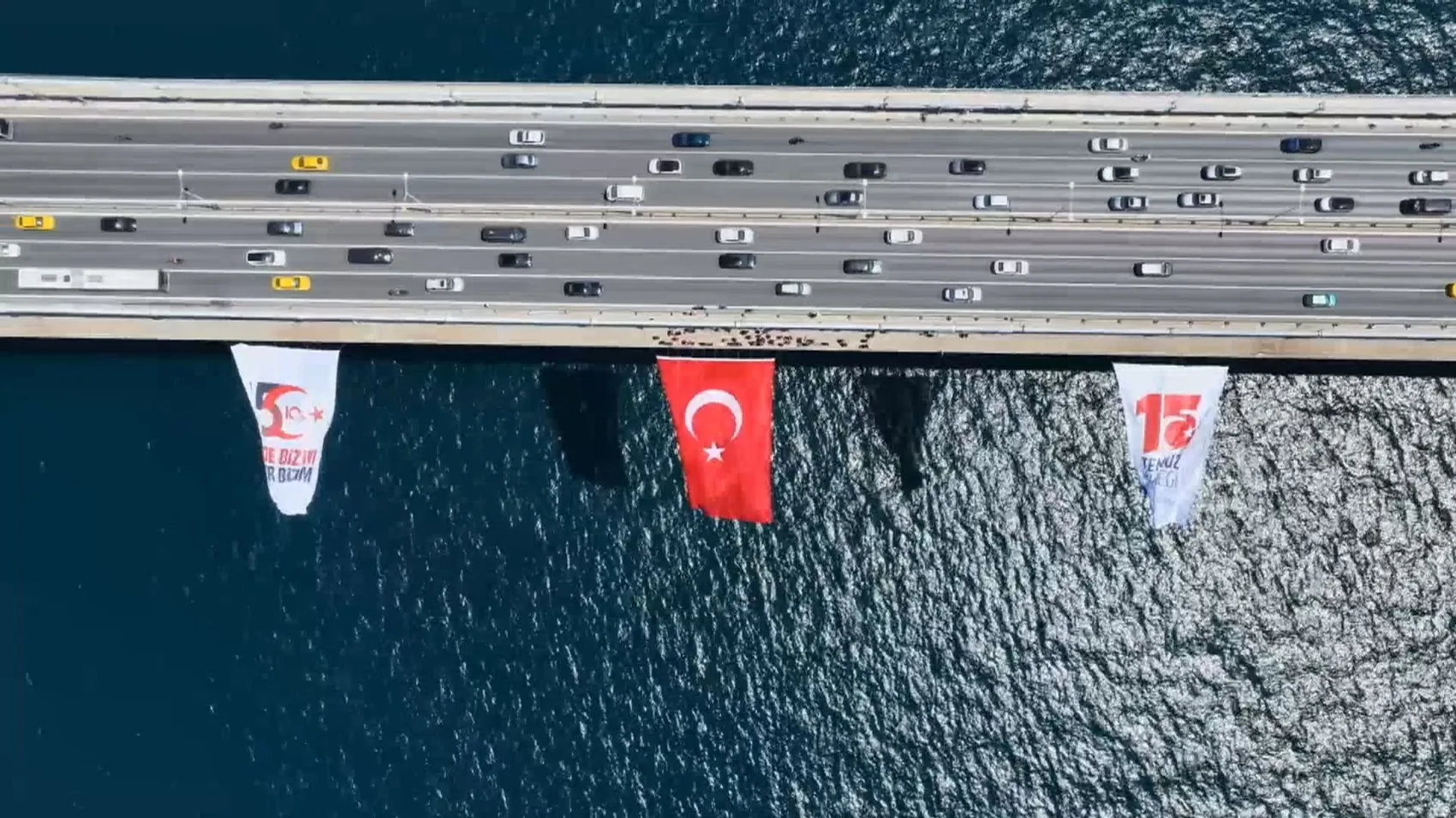 İstanbul’un üç köprüsü 15 Temmuz için Türk bayraklarıyla donatıldı