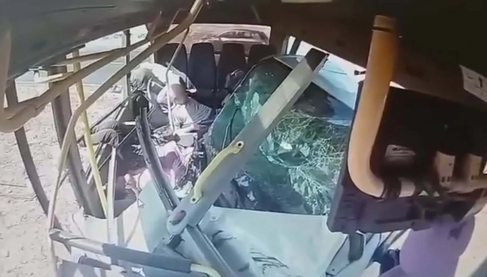 Manisa’da minibüs kazasının araç içi kamera görüntüleri yayınlandı