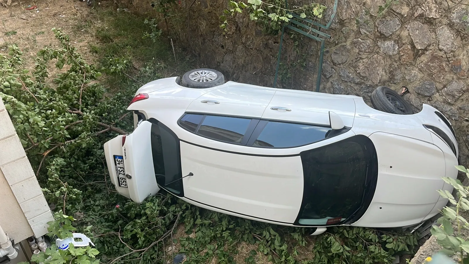 Gebze’de kontrolden çıkan araç apartman bahçesine devrildi
