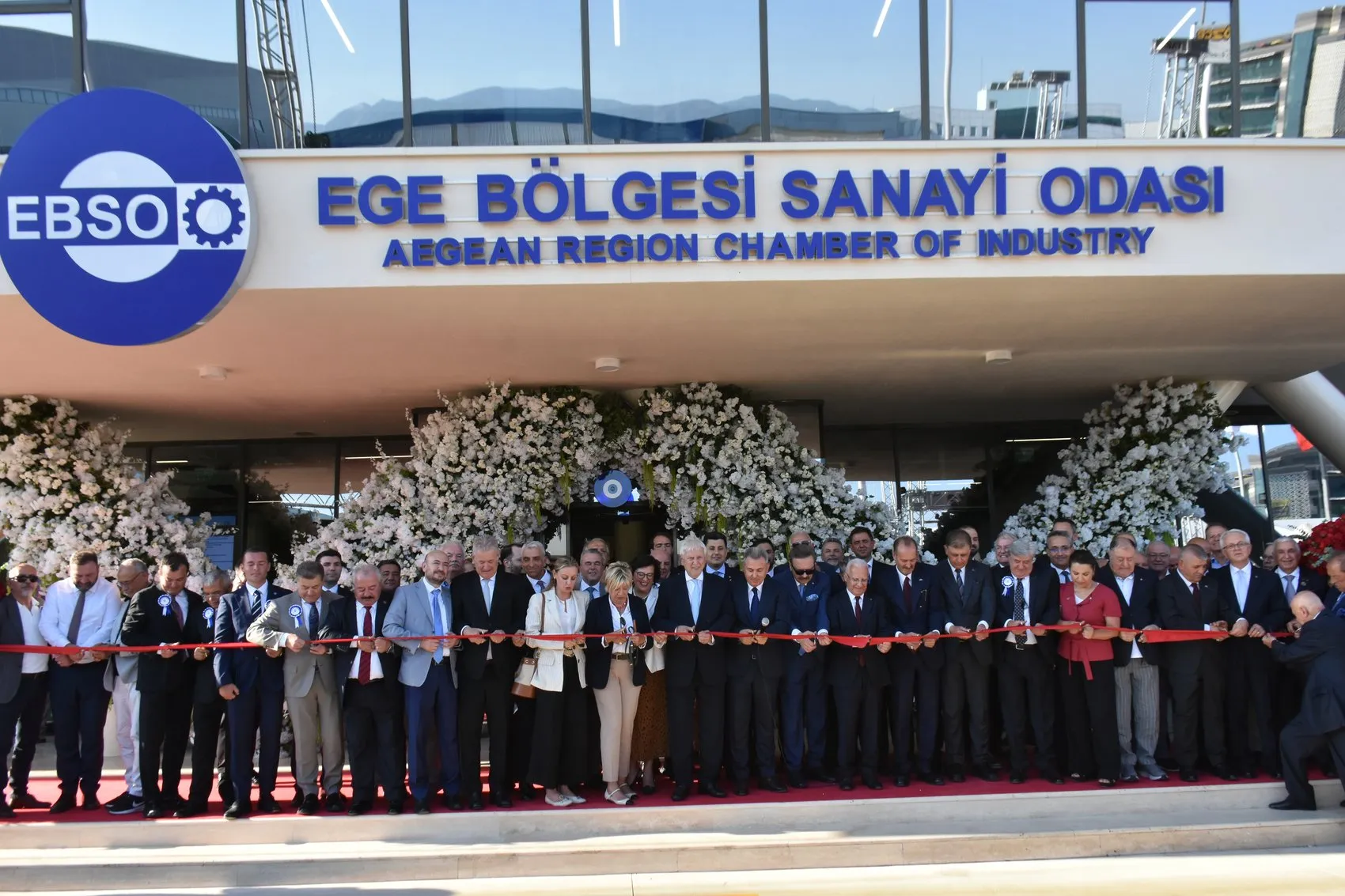 İzmir sanayinin kalbi olduğunu yeni binasıyla tescilledi