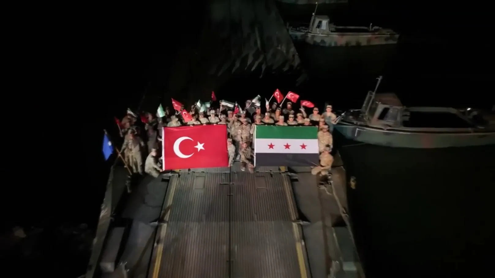Mehmetçik Fırat Nehri üzerinde dev köprüyü tamamladı