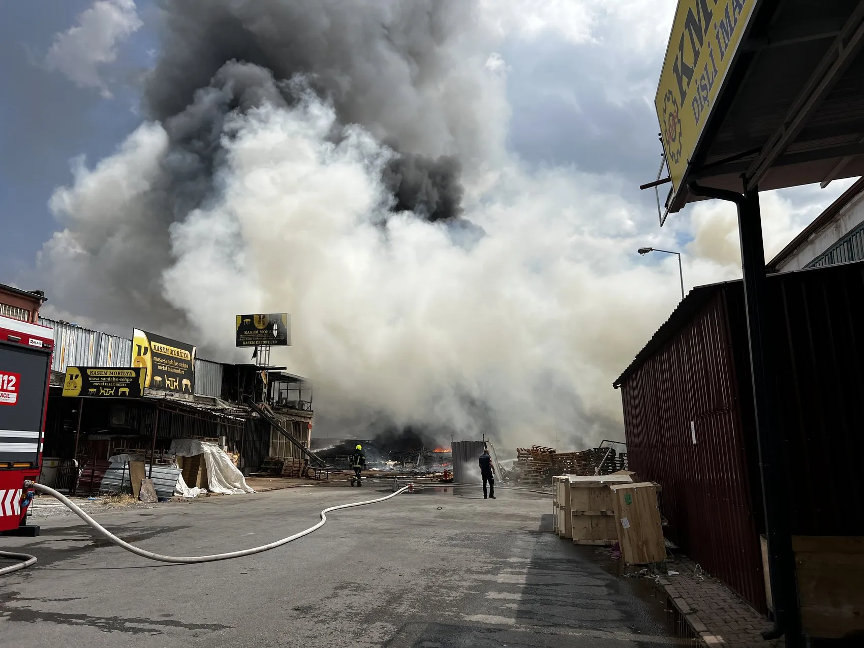 Kayseri sanayi sitesinde hurdalık yangını paniği