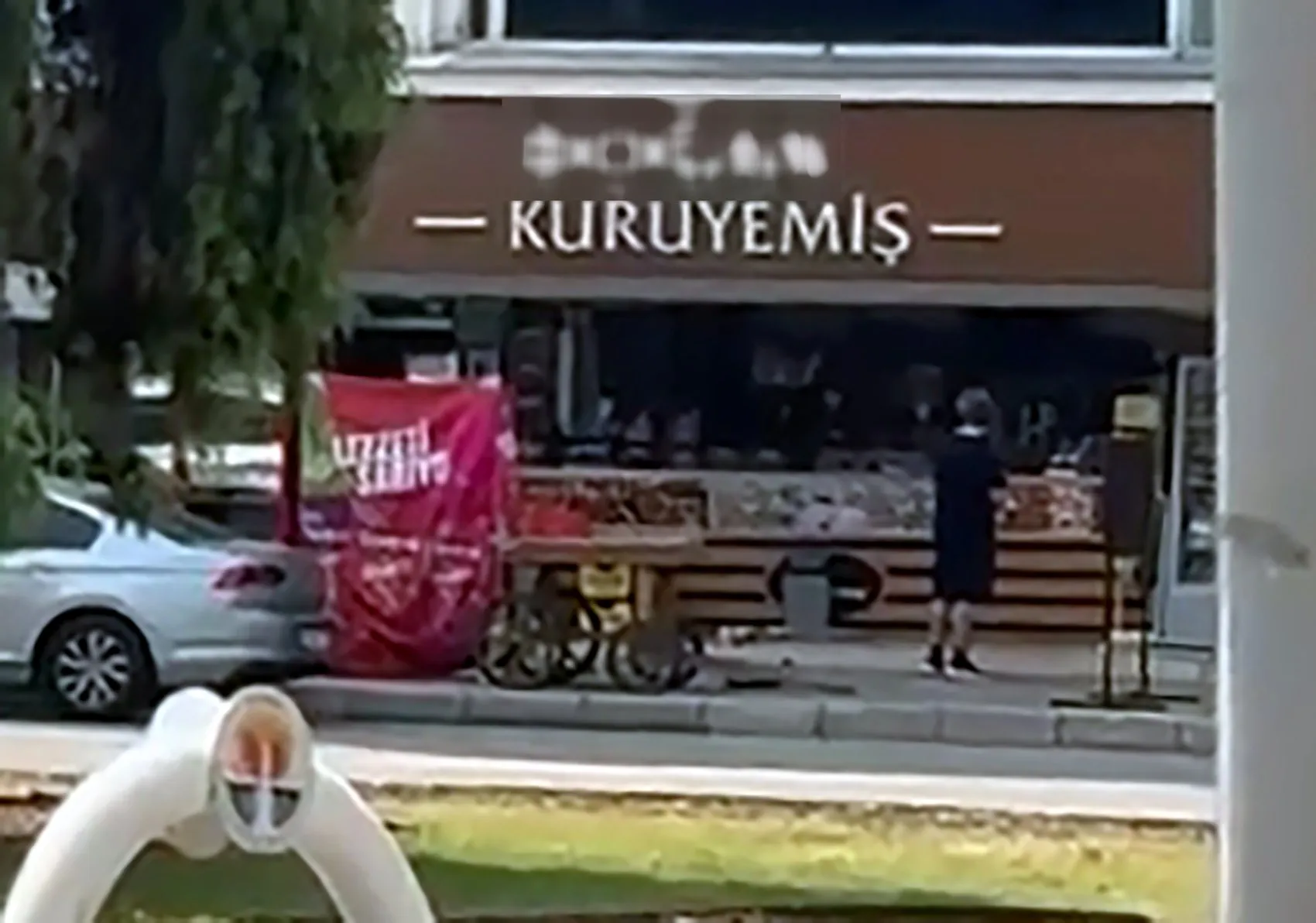 Adana'da tekel bayisinde tüfekli kavga kamerada