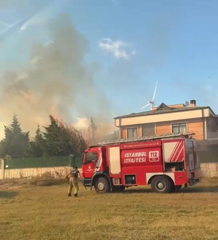 Çatalca'da otluk alanda başlayan yangın villaya kadar ulaştı