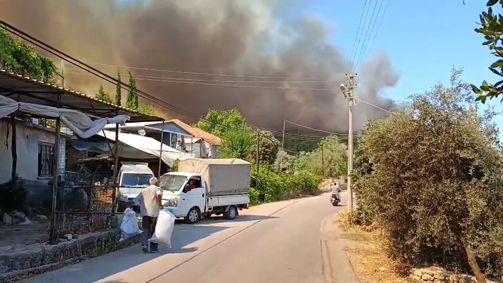 Kumluca'da orman yangını paniği Yazır Mahallesi boşaltılıyor