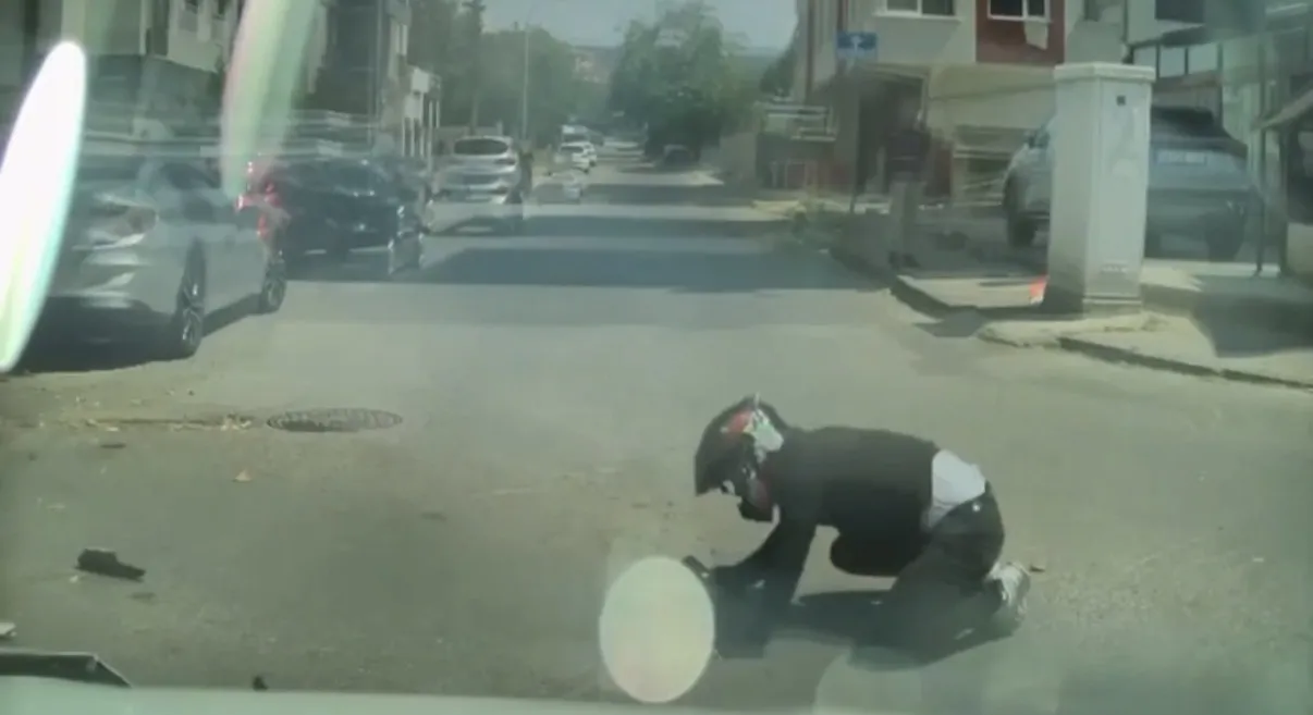 Kartal’da motosiklet ve otomobil kafa kafaya çarpıştı