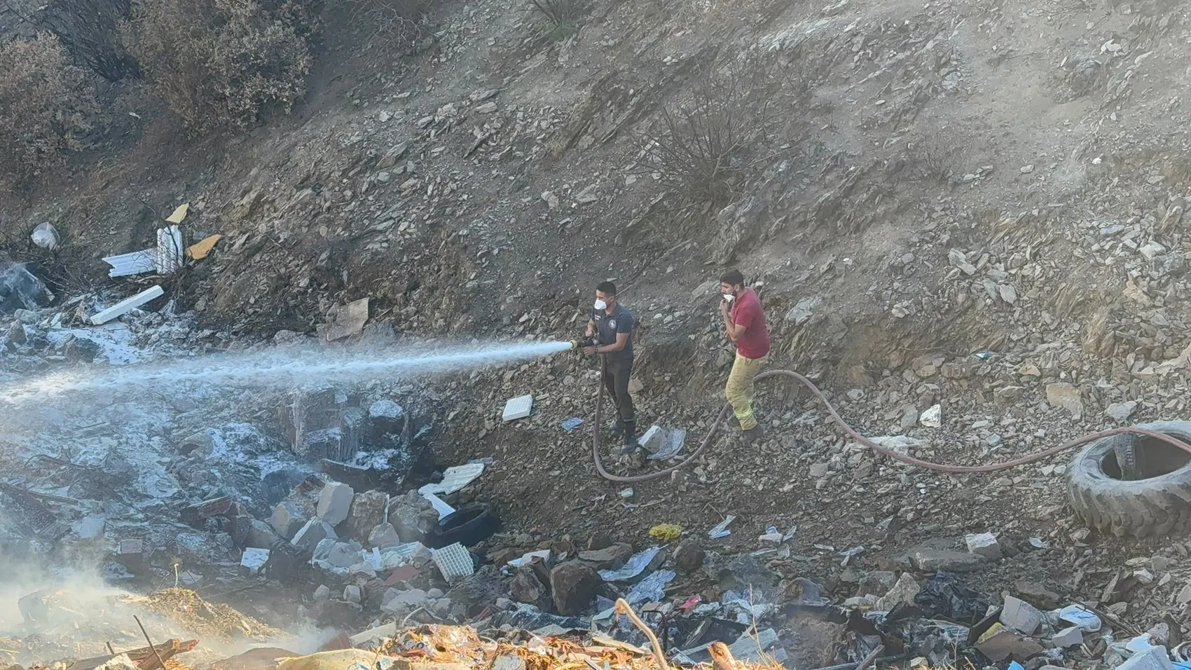 İznik’teki eski çöplükte rüzgarla büyüyen yangın