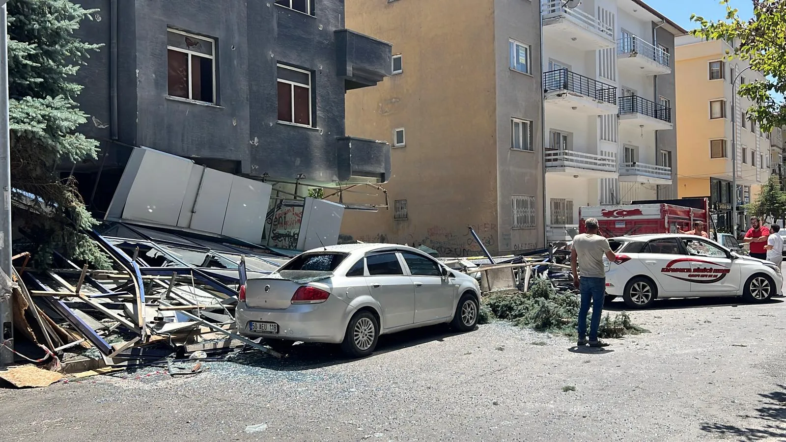Nevşehir’de eski hastanede kaza Dış cephe park halindeki araçların üzerine çöktü