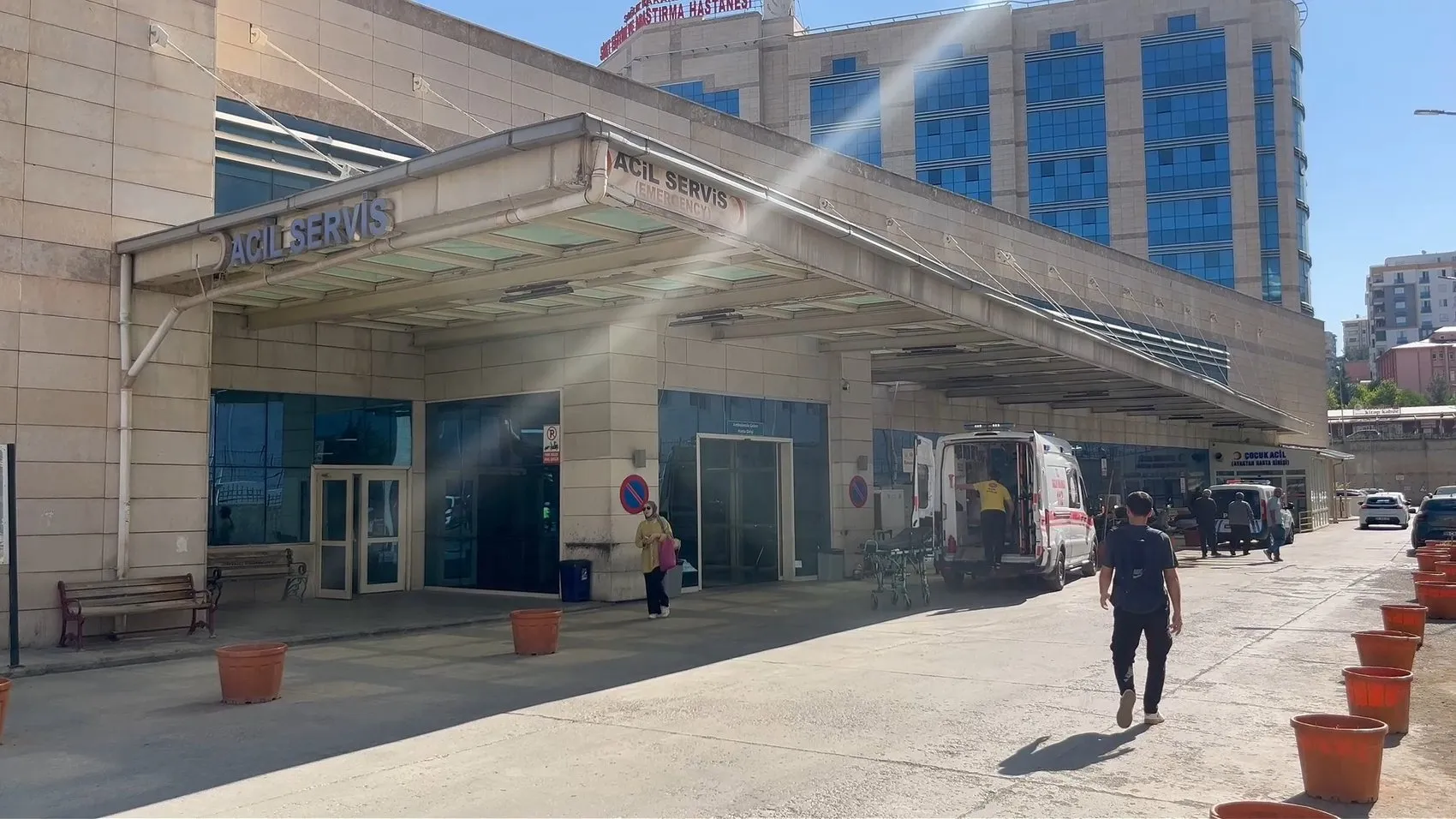 Eruh’ta yaşlı adam evinin önündeki duvardan düşerek ağır yaralandı