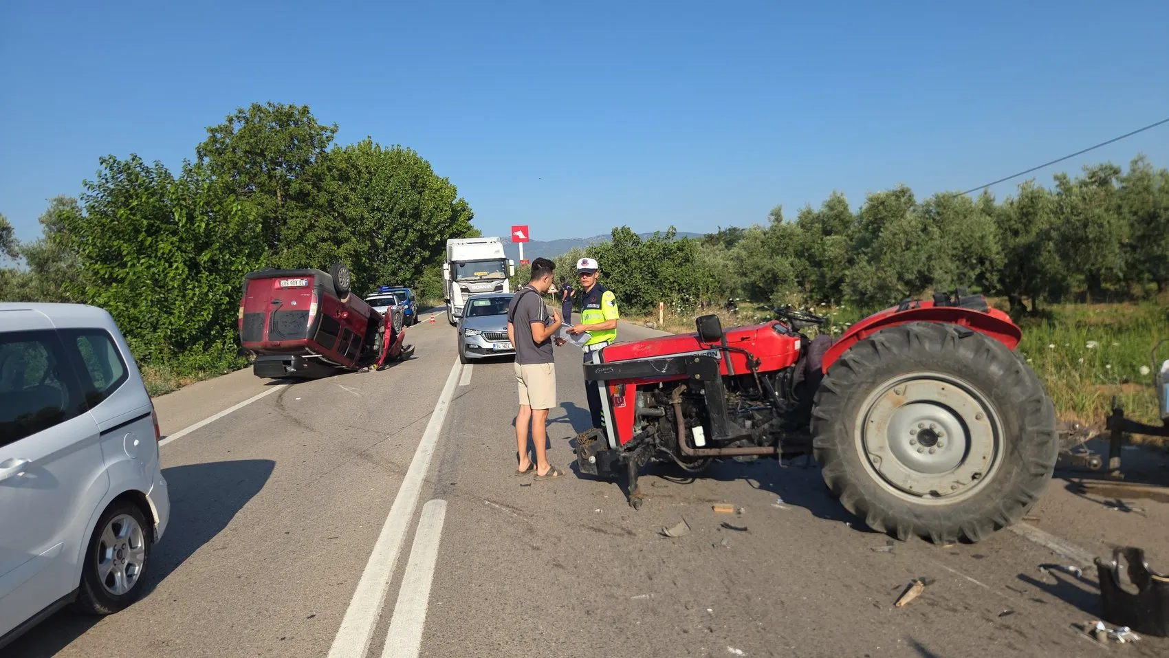 Orhangazi yolunda traktöre çarpan araç devrildi