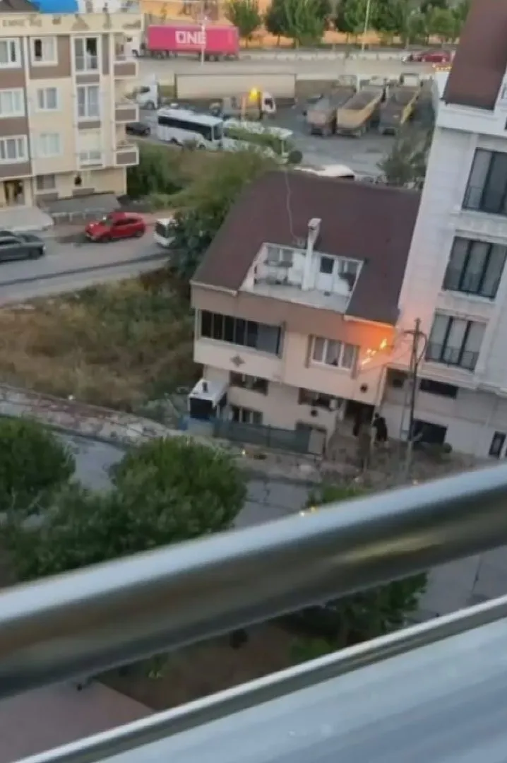 Arnavutköy'de havai fişek gibi patlayan elektrik direği mahalleyi sokağa döktü