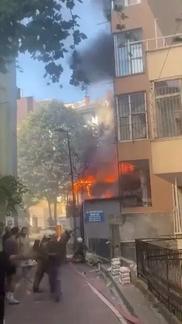 Beşiktaş'ta deponun alevleri apartman sakinlerini sokağa döktü