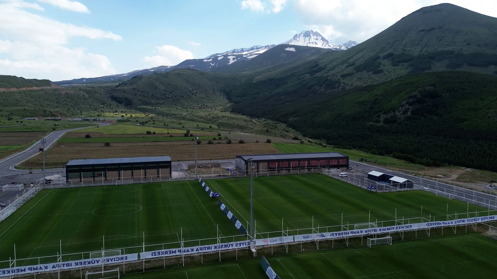 Erciyes zirvesi futbol takımlarının yeni kamp merkezi oldu