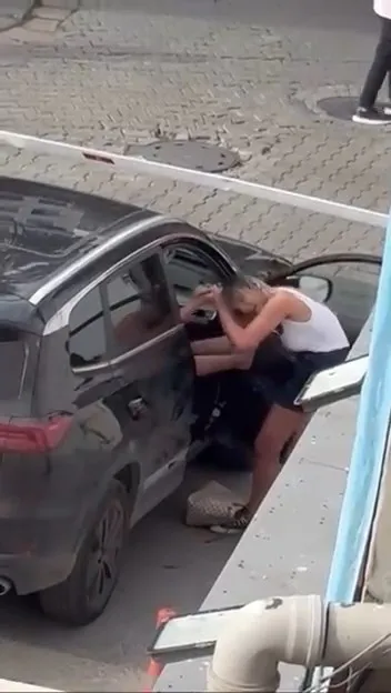Kadıköy rıhtımda iki kadının kavgası cep telefonuyla görüntülendi