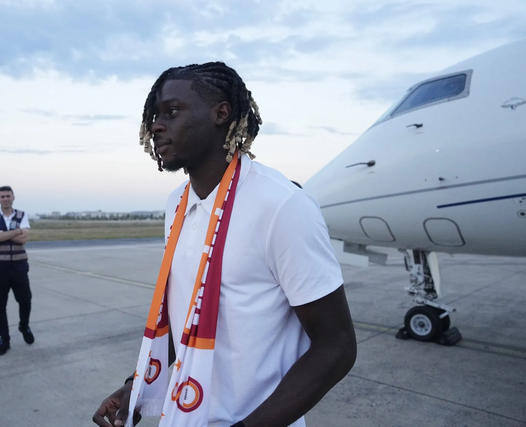 Galatasaray orta saha transferi için Lesley Ugochukwu ile el sıkıştı