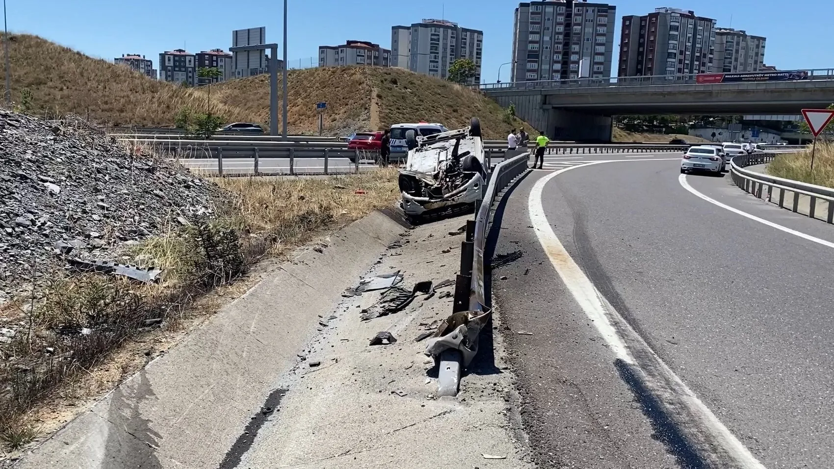 Başakşehir'de kontrolden çıkan otomobil takla attı