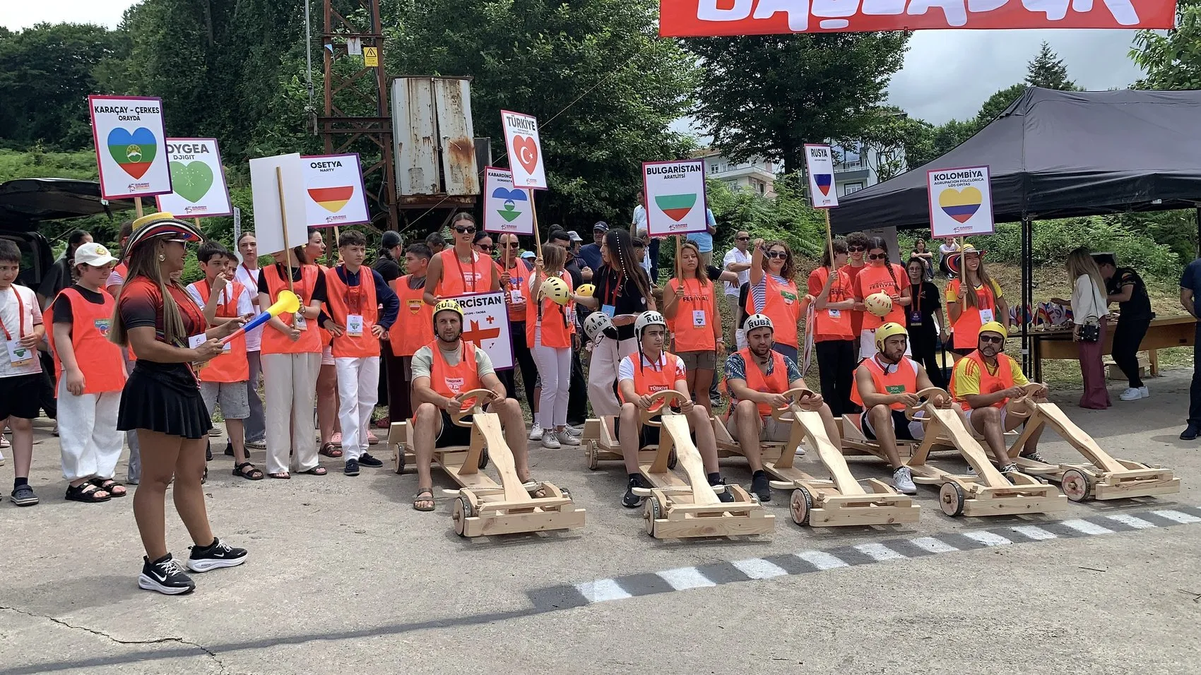 Rize’de tahta arabalarla uluslararası hız mücadelesi