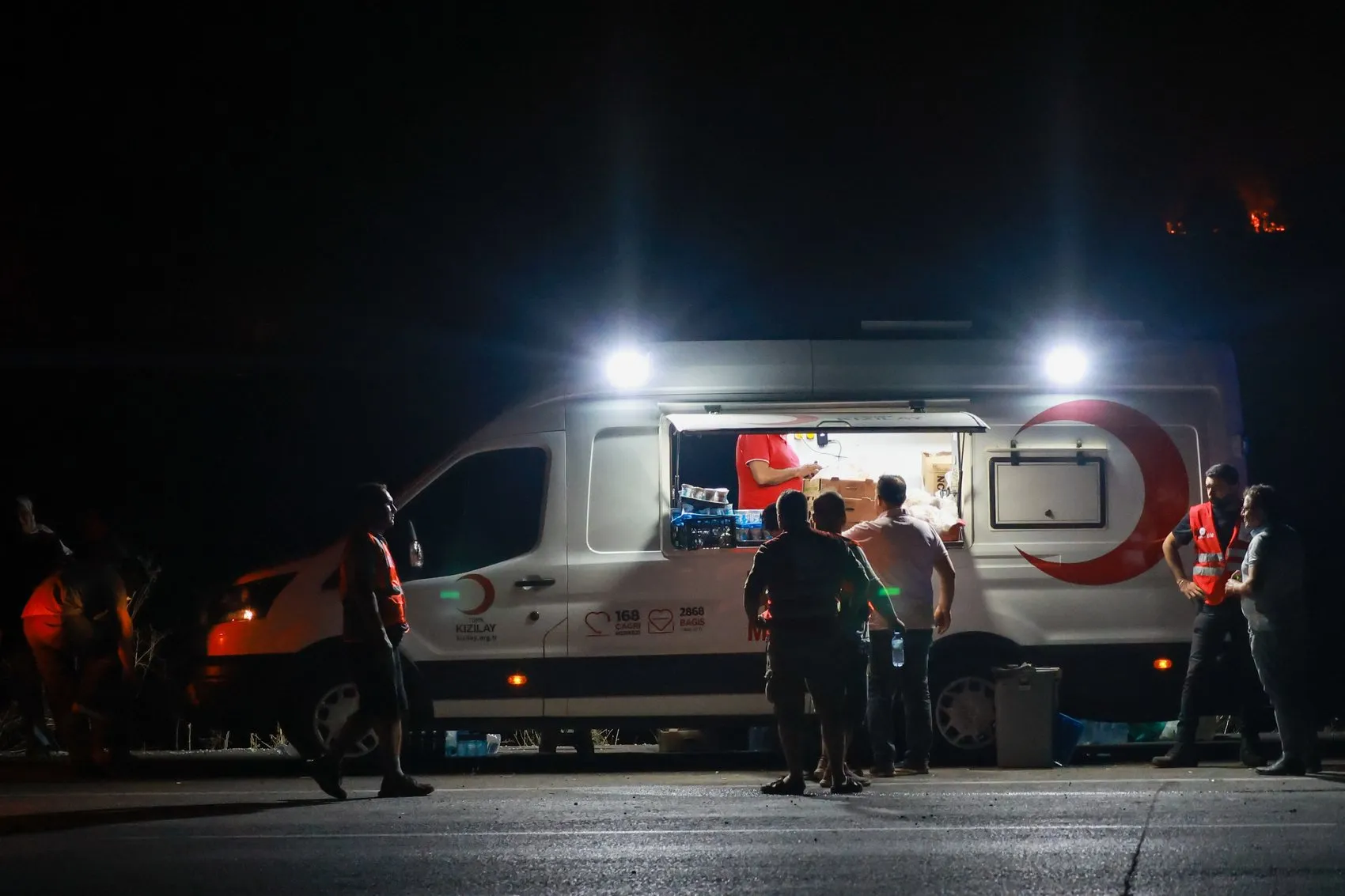 Kızılay orman yangınlarında 26 noktada gıda desteği sağlıyor