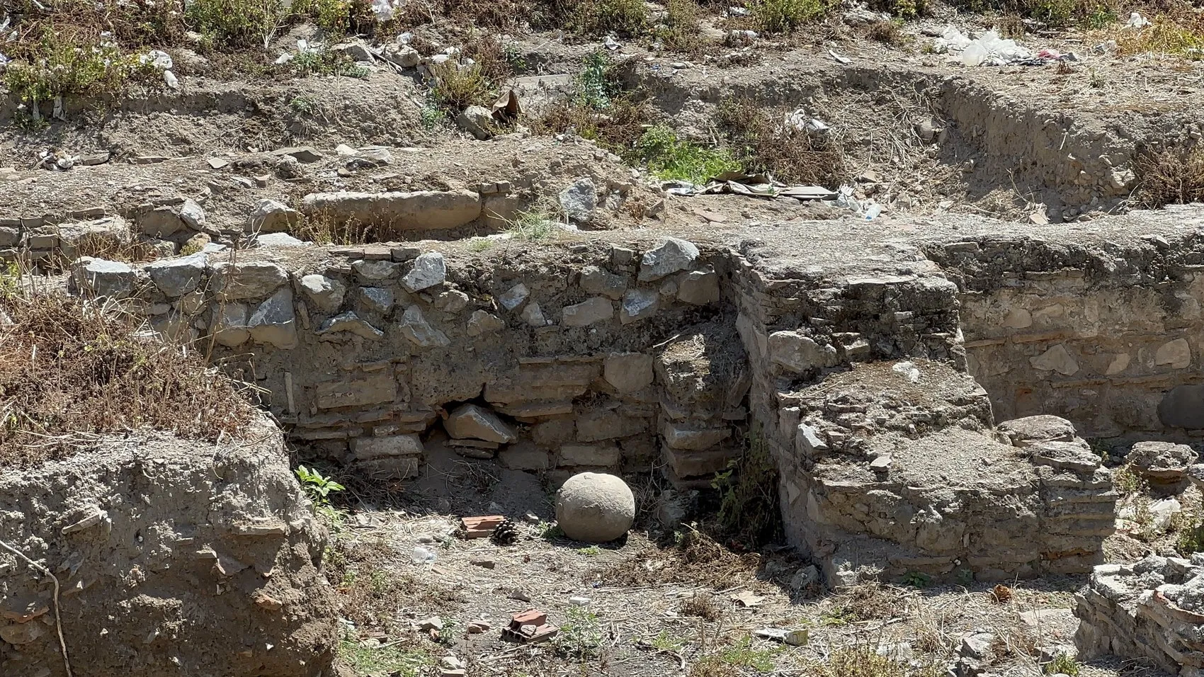 İznik’teki Roma hamamı çöplüğe döndü