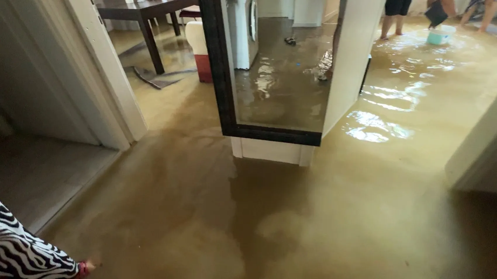 Avcılar'da patlayan su vanası evi havuzuna çevirdi