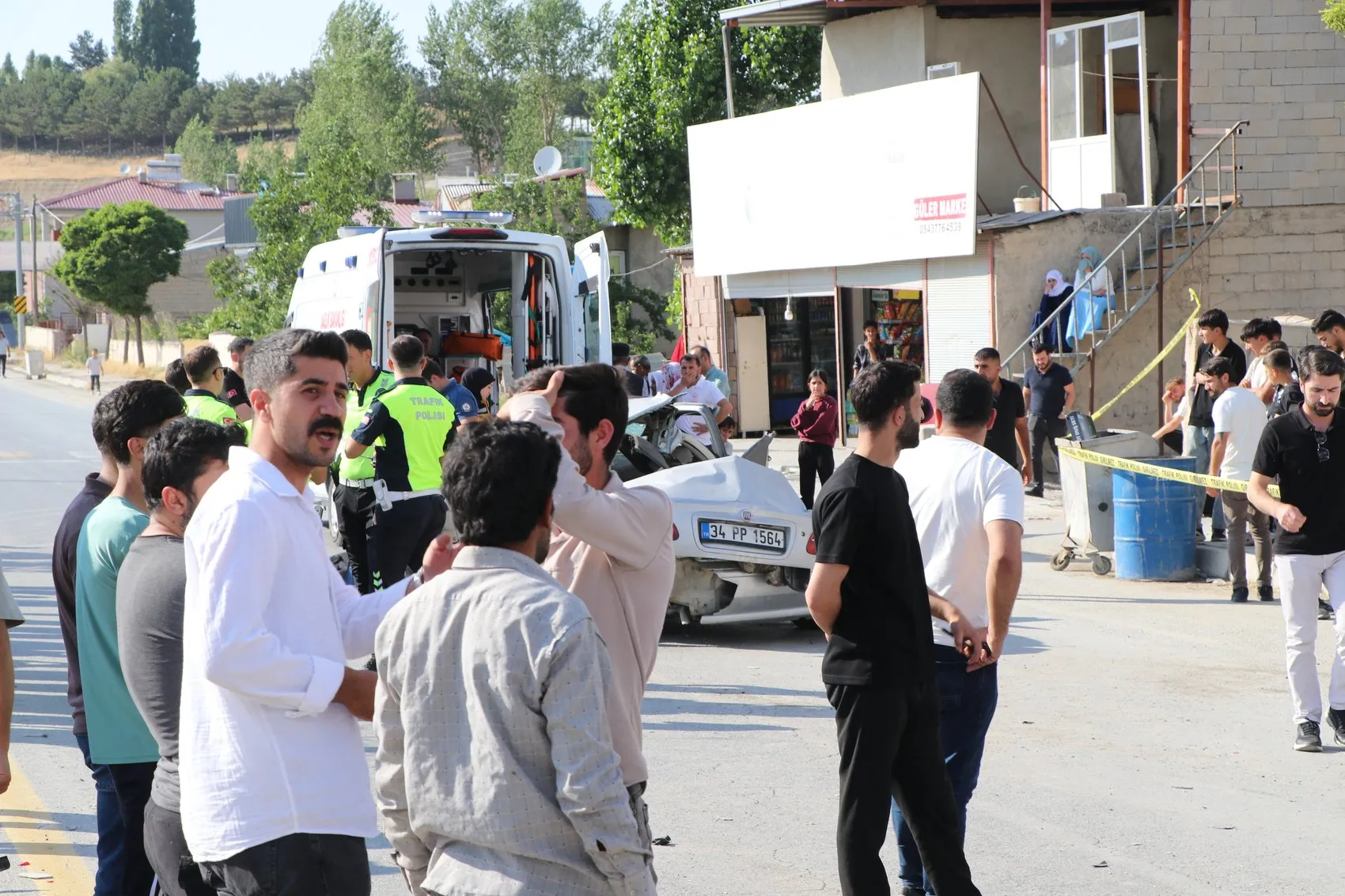 Van'da park halindeki kamyona çarpan otomobil can aldı